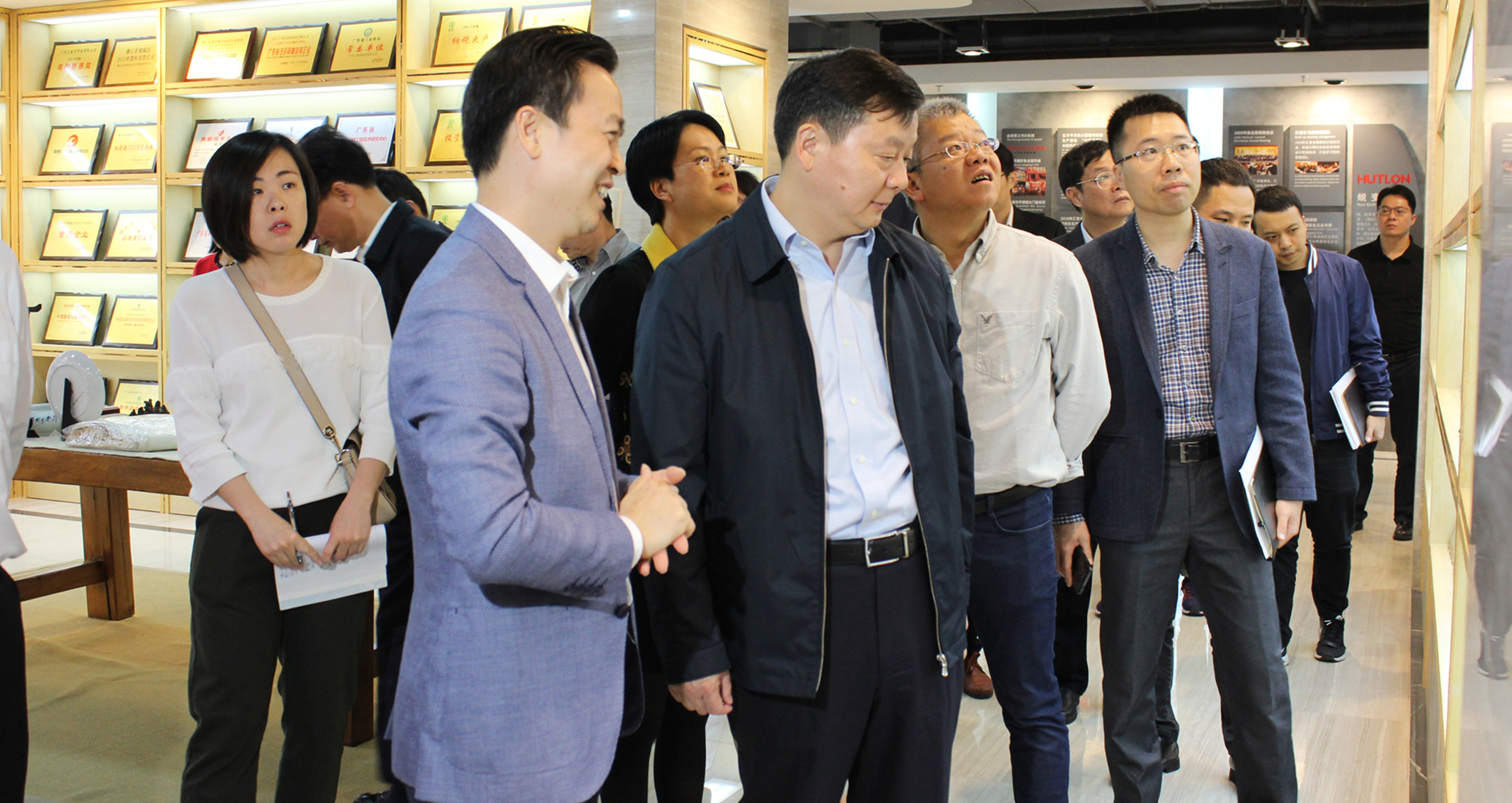 佛山市朱偉市長(zhǎng)率調(diào)研組來(lái)匯泰龍調(diào)研走訪！并對(duì)匯泰龍表示支持！