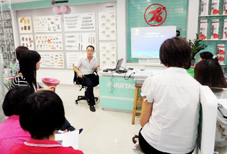 匯泰龍中山、佛山地區(qū)匯泰龍專賣店培訓(xùn)場景