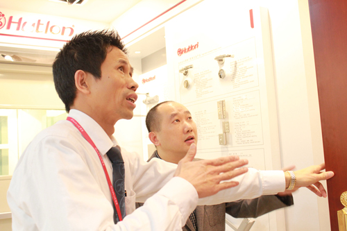 五金產(chǎn)品負(fù)責(zé)人講解五金新產(chǎn)品