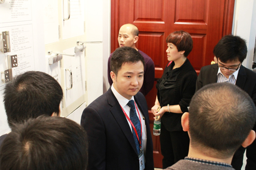 徐總認(rèn)真聽取經(jīng)銷商對產(chǎn)品的需求