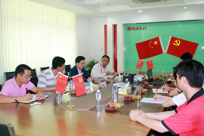 開(kāi)展黨的群眾路線(xiàn)教育實(shí)踐活動(dòng)會(huì)議現(xiàn)場(chǎng)