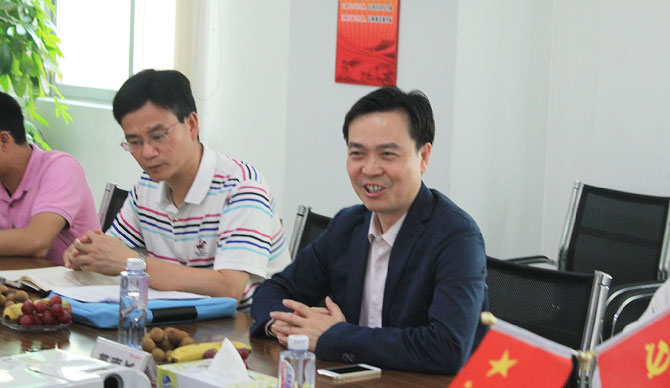 開(kāi)展黨的群眾路線(xiàn)教育實(shí)踐活動(dòng)會(huì)議現(xiàn)場(chǎng)