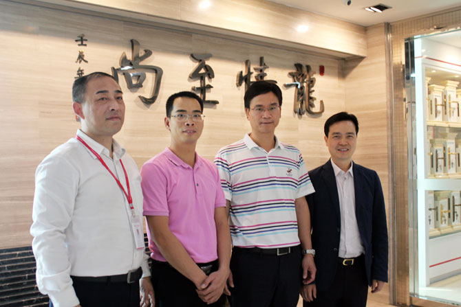 陳董帶領(lǐng)何鎮(zhèn)長(zhǎng)一行參觀(guān)歷史文化館并合影